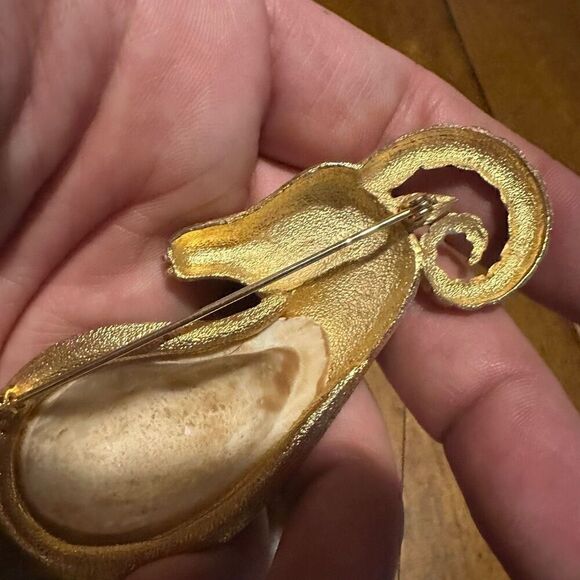 Vtg 1960 Textured Goldtone Genuine Carved Shell Capricorn the Goat Design Brooch - Picture 5 of 8